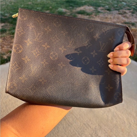 Louis Vuitton vintage toiletry pouch 26 - Picture 2 of 8